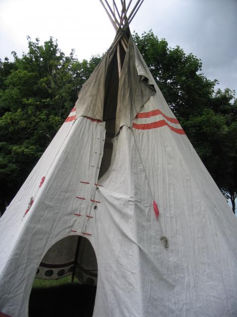 Montage d'un tepee ( tipi ). 127989013