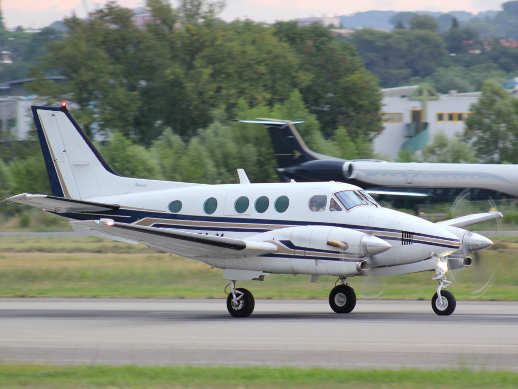 Aeroport Cannes - Mandelieu LFMD juillet 2014   - Page 4 128533IMG4407