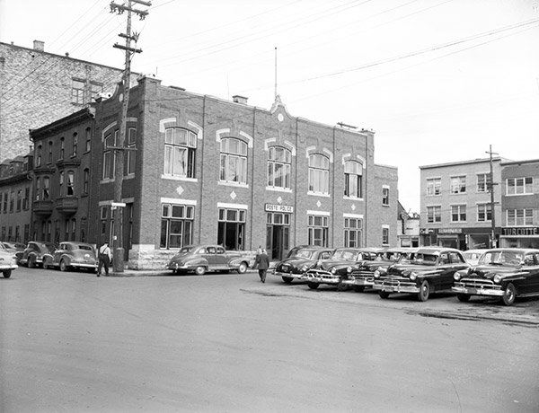 Vielles photos de voitures de police et Ambulance au Québec - Page 5 158082postedepolice01quebec1952