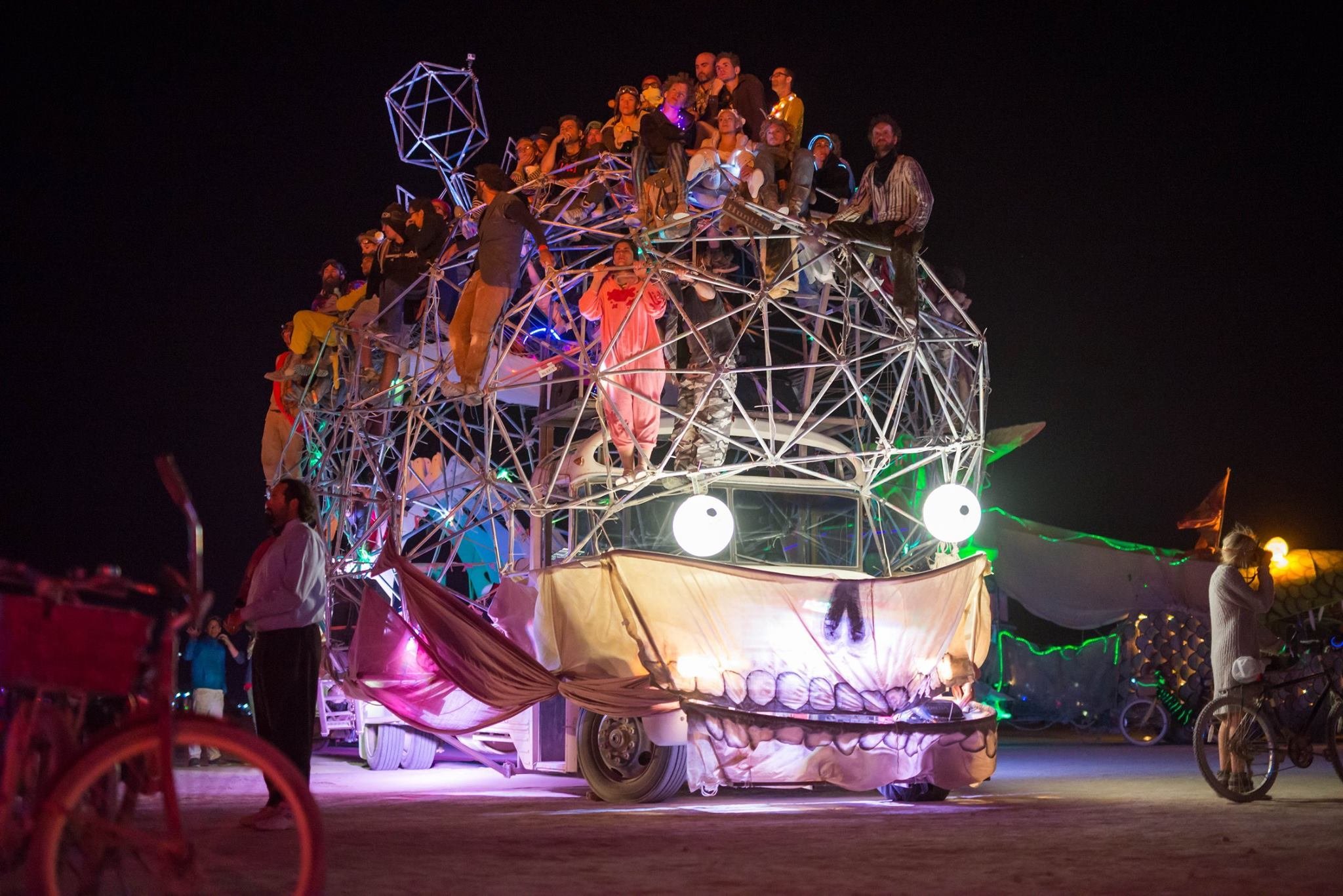 [Résultats]Burning Man Vehicule Themed Contest  - Page 5 163893DrBrainloveBurningManArtCars2014ShiraBrettman