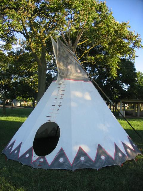 Montage d'un tepee ( tipi ). 178297031