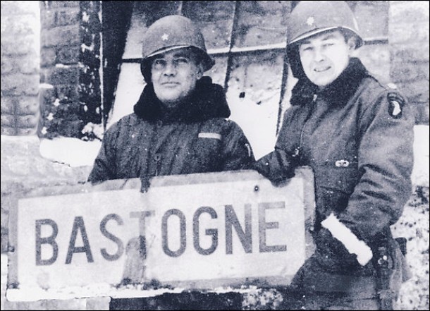  Projet de visite à Bastogne . - Page 4 178557anthonycmcauliffeleftandthencolharrywokinnardiiatbastogne