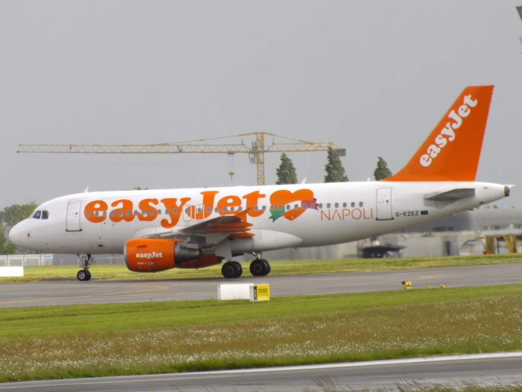 [27/04/2014] Airbus A319 (G-EZEZ) Easyjet "Napoli c/s" 232267Avriln10423