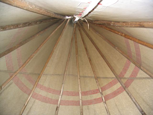 Montage d'un tepee ( tipi ). 240962019