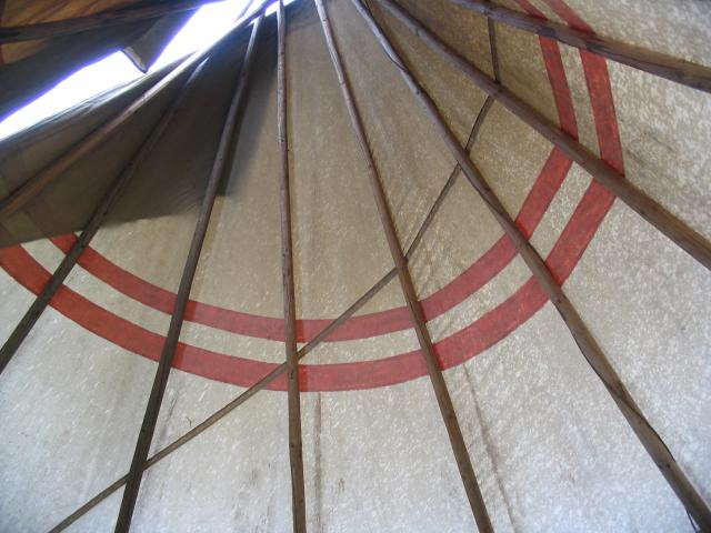 Montage d'un tepee ( tipi ). 267993024