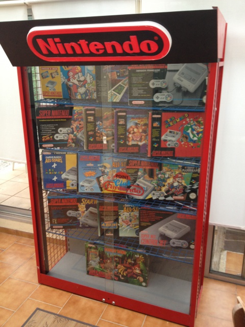 ACHAT D'une vitrine nintendo et enseigne  268289IMG1282