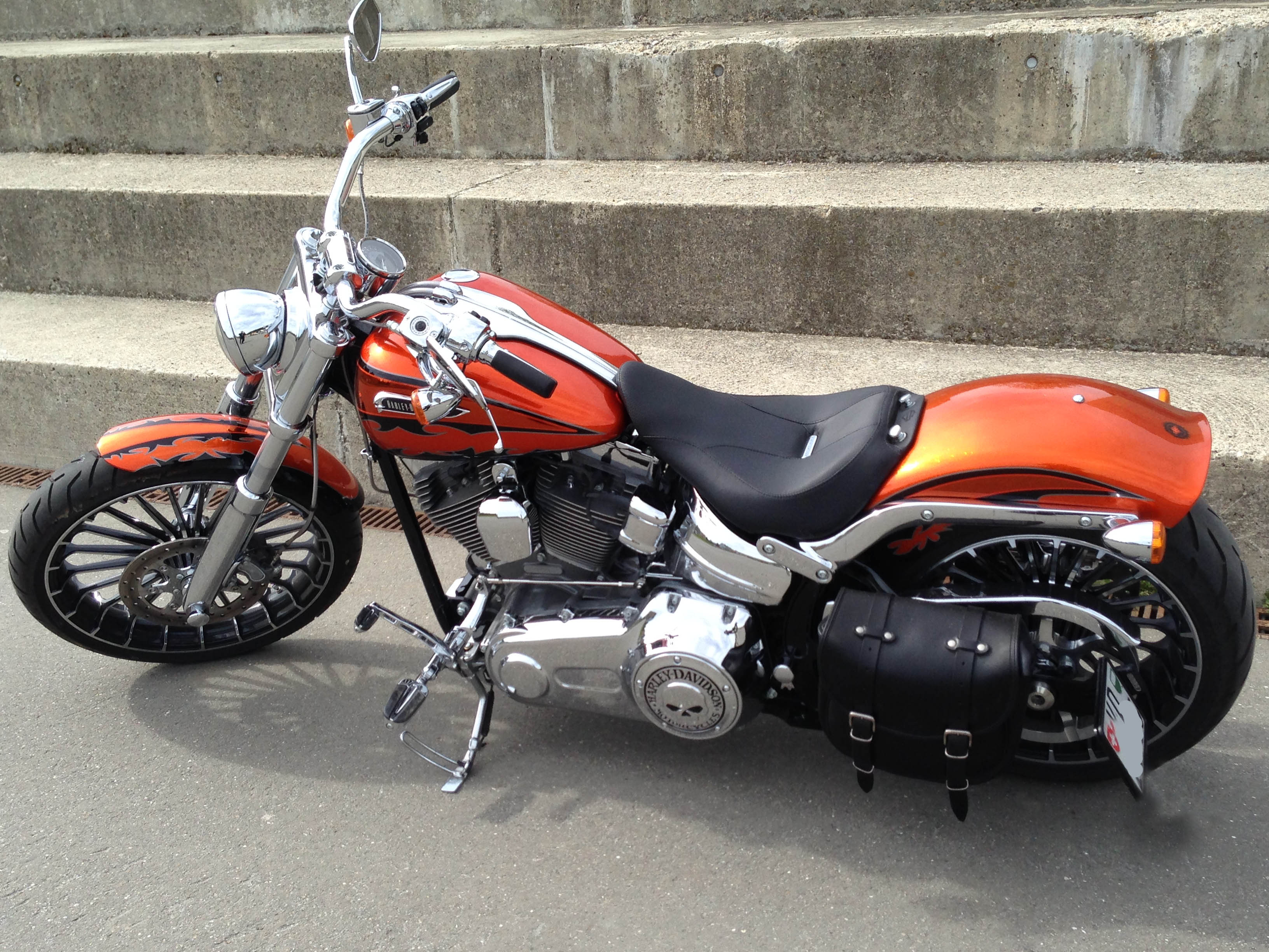 Nouveau sur le forum et j'ai une breakout CVO 2014 orange 281687IMG2190