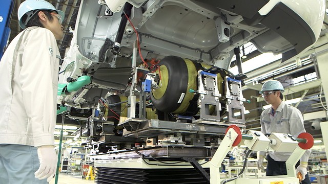 Toyota révèle les coulisses de la production de la Mirai 284548FCStackTankInstallation2