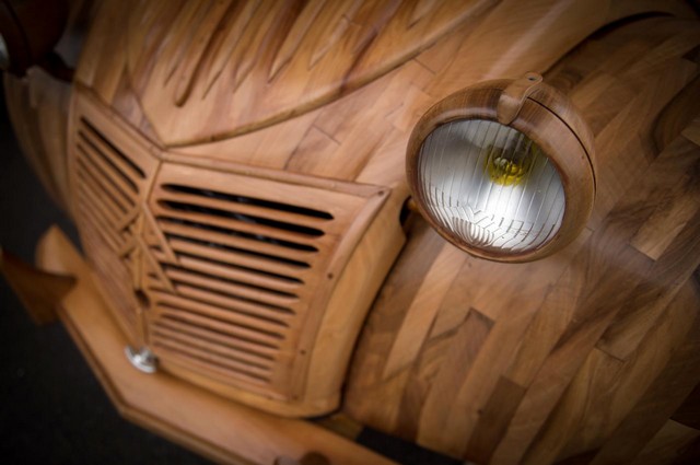 Une 2 CV en bois prête à rouler : le pari fou d'un ébéniste  2849232cvenboiscapotmichelrobillard2