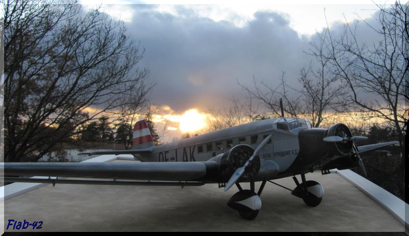 [Concours Liners] Junkers Ju-52/3m - Flughafen Innsbruck, Österreich - Revell 1/48ème - Montage terminé en page 7 !!! - Page 5 285988couchdesoleil4