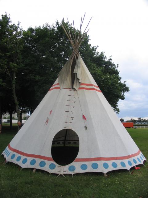 Montage d'un tepee ( tipi ). 313023027