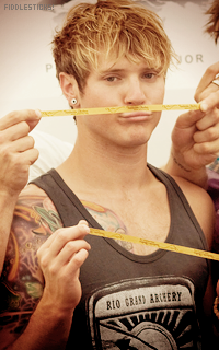 (M/Libre) Elijah, touche pas mes cheveux --' - (Dougie Poynter) 328627DOUGIE013