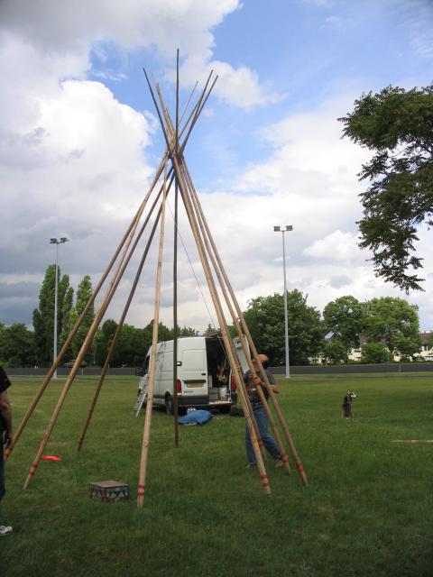 Montage d'un tepee ( tipi ). 33062503