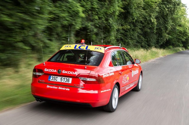 Pleins phares sur la ŠKODA Superb rouge du Directeur du Tour de France 333877skodatourdefrance2