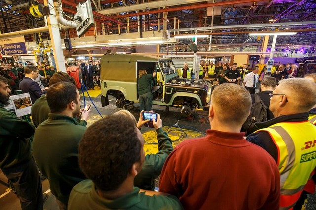 Célébration de la légende : Le dernier Land Rover DEFENDER est construit à Solihull 335015unspecified7