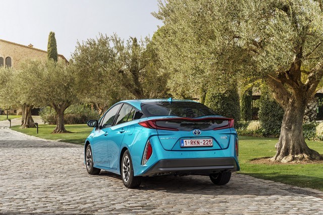 La Toyota Prius Rechargeable, Une Vraie « Machine Verte » 3523832017priusphvaquastatic07