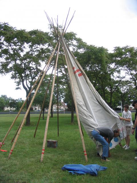 Montage d'un tepee ( tipi ). 361015012