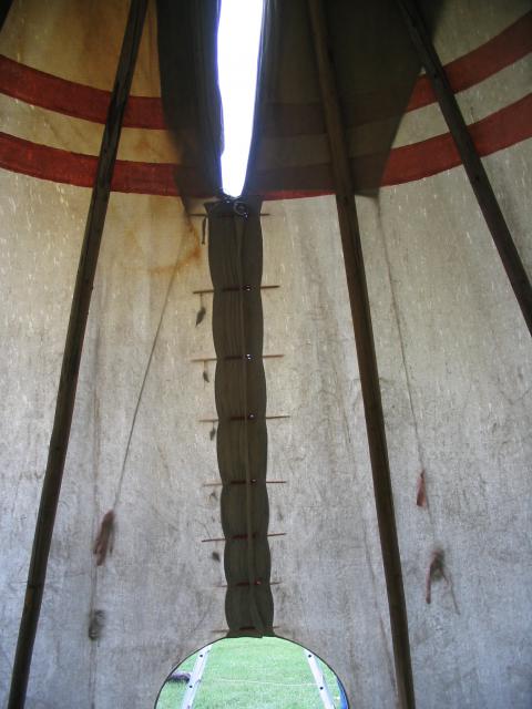 Montage d'un tepee ( tipi ). 380585017