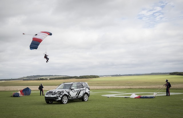 Land Rover soumet la technologie de réglage des sièges à un test extrême... à distance 385244beargrylls0008