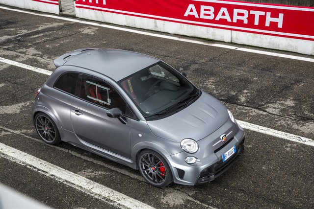 Abarth 695 Biposto : la « plus petite des supercars » 390863695BipostoVarano11