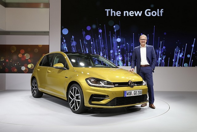 Restylage complet pour la plus populaire des Volkswagen : La Golf est la première compacte à intégrer la commande gestuelle  410038DB2016AU00982small