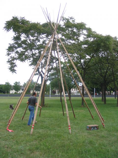 Montage d'un tepee ( tipi ). 41223206