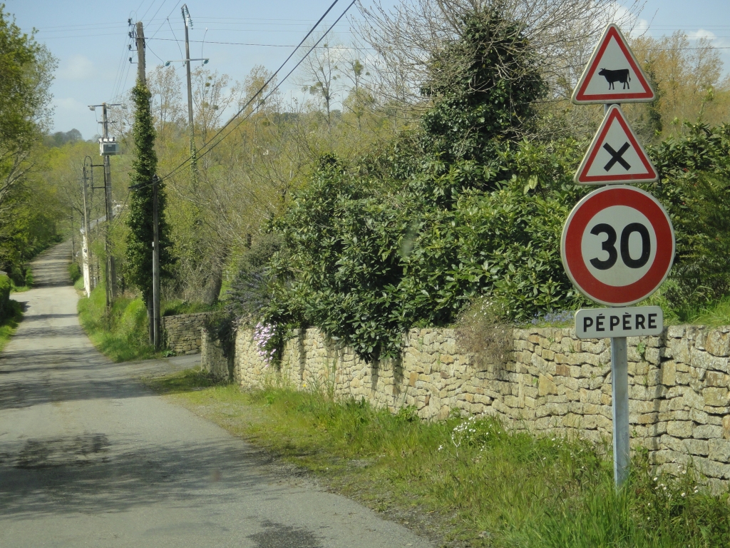 Les panneaux drôles, bizarres, étranges 435383panneaupepereruedepontb