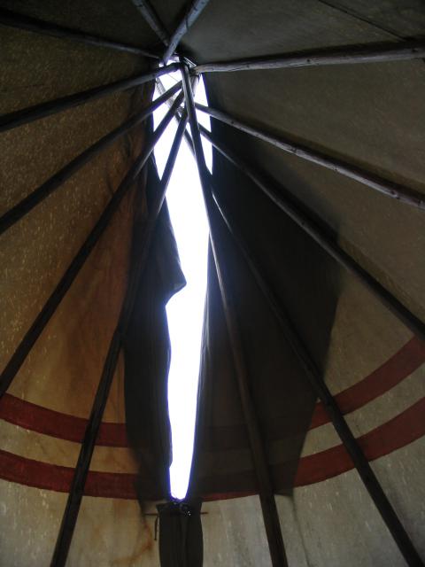 Montage d'un tepee ( tipi ). 439186016