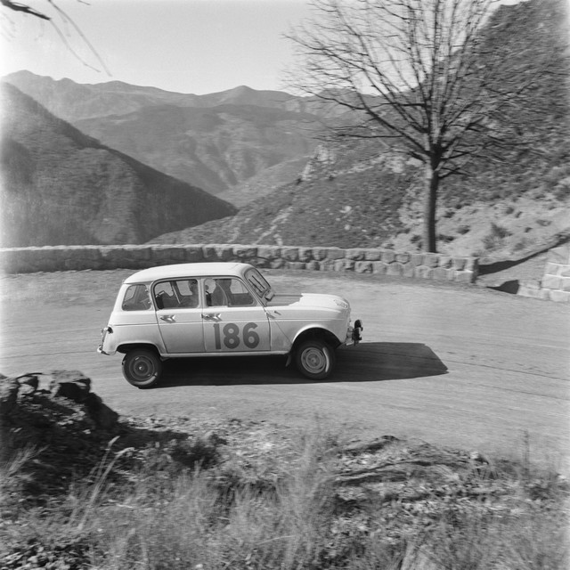 Renault participe au "4L INTERNATIONAL" 2017 et dévoile des images d’archives inédites 4613949396316