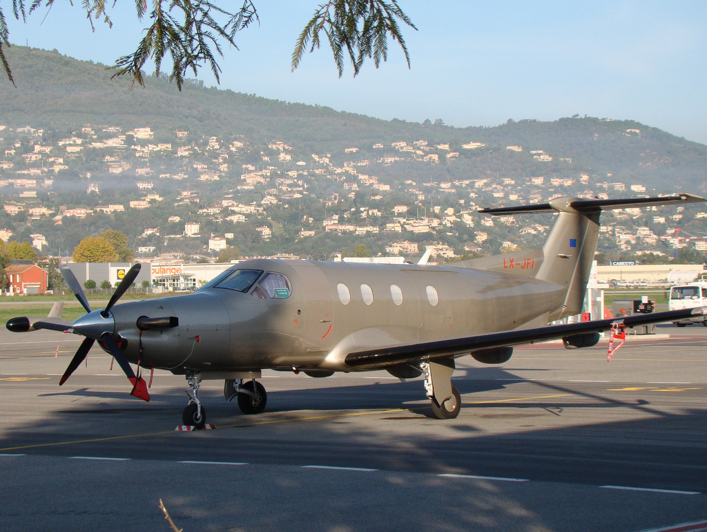 Aéroport de Cannes-Mandelieu [LFMD-CEQ] Novembre 2014   470565DSC03712