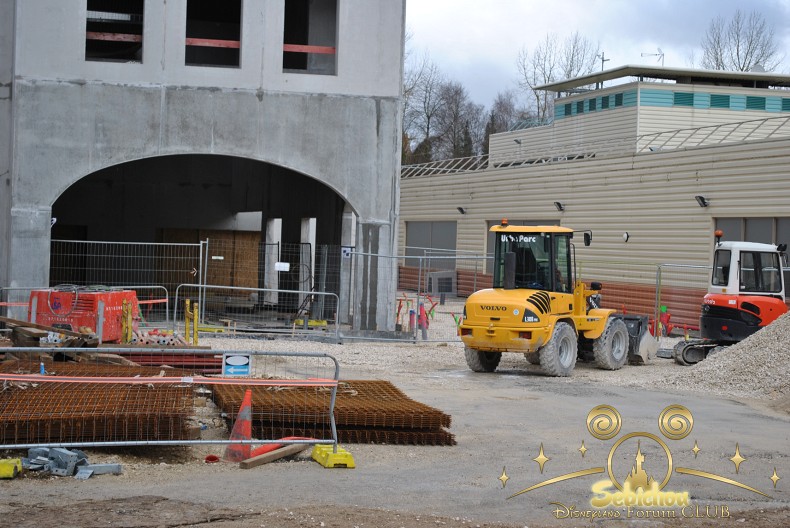 Construction du Dark Ride  "Ratatouille - L'Aventure Totalement Toquée de Rémy "pour 2014 - Page 8 472342DSC0014border