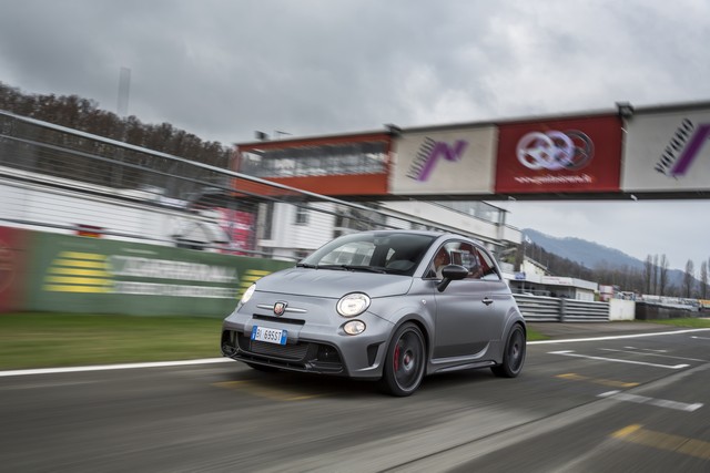 Abarth 695 Biposto : la « plus petite des supercars » 482497695BipostoVarano17