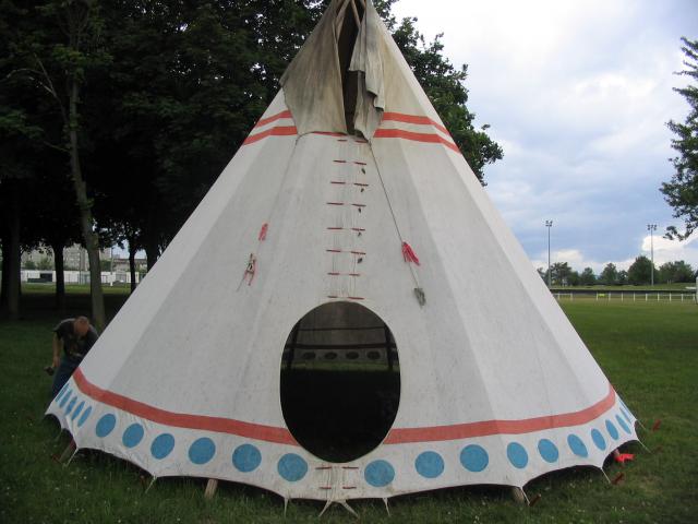 Montage d'un tepee ( tipi ). 483200028