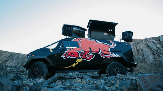 Red Bull présente un Land Rover DEFENDER totalement méconnaissable 4856811449211630012