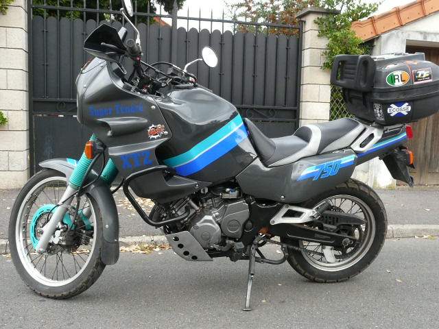 Une nouvelle moto au garage 497879003