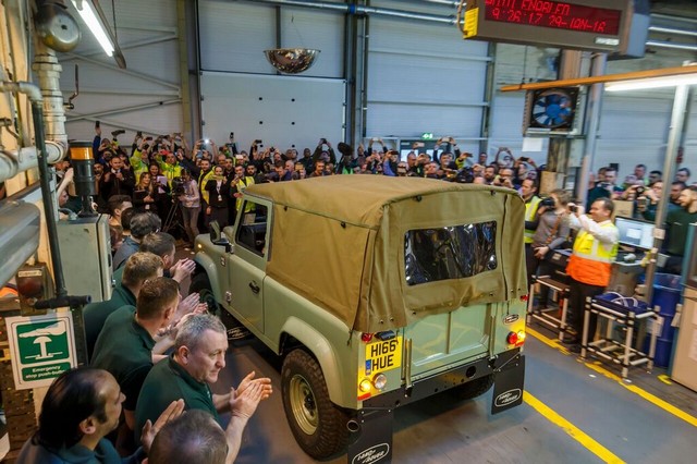 Célébration de la légende : Le dernier Land Rover DEFENDER est construit à Solihull 510546unspecified3