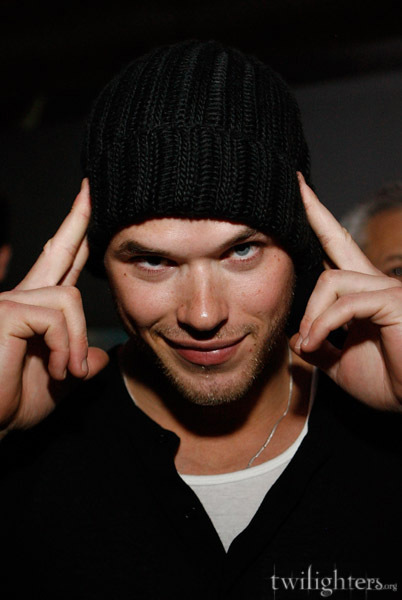 Kellan Lutz[Emmett] : Les photos 51331556201728geogurl125200850251PM