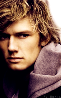 Présents - Page 16 534359APettyfer2