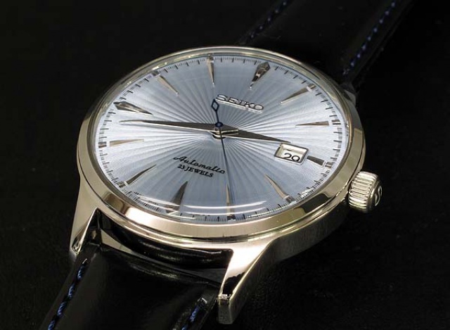 Choix d'une montre avec cadran blanc et aiguilles bleues 542002sarb