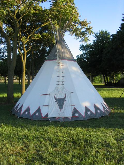 Montage d'un tepee ( tipi ). 545574033