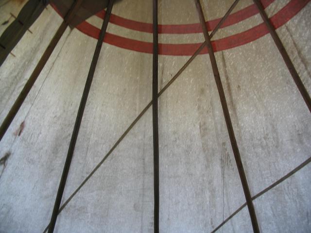 Montage d'un tepee ( tipi ). 551507025