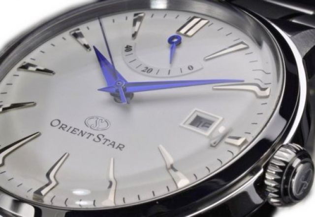 Choix d'une montre avec cadran blanc et aiguilles bleues 590401orient