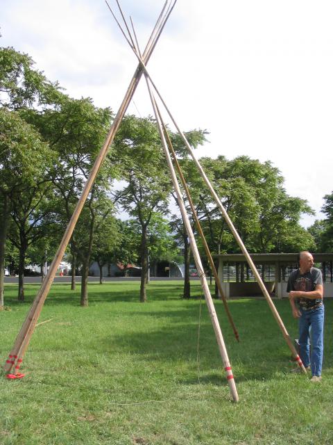 Montage d'un tepee ( tipi ). 61036502