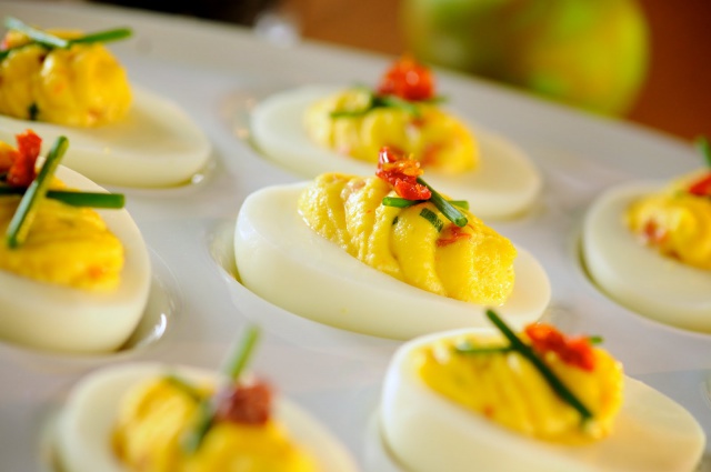 Y FAIT CHAUD! - Page 12 620635SunDriedTomatoChiveDeviledEggs