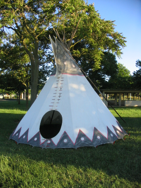 Montage d'un tepee ( tipi ). 625731032