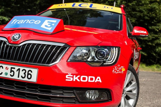 Pleins phares sur la ŠKODA Superb rouge du Directeur du Tour de France 647884skodatourdefrance1