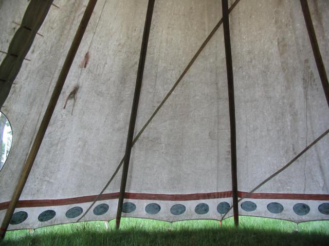 Montage d'un tepee ( tipi ). 650890026