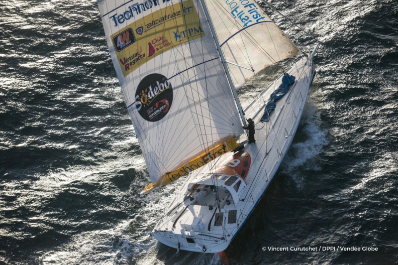 8éme édition du vendée Globe l'Everest des mers - Page 21 651467technofirstfaceoceanskippersebastiendestremaufraaerialillustrationofstartofthevendeeglobeinlessablesdolonnefranceonnovember6th2016photovincentcurutchetdppivendeeglobetechnofirstfaceoce