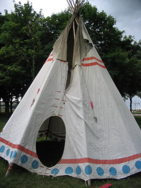 Montage d'un tepee ( tipi ). 669406014