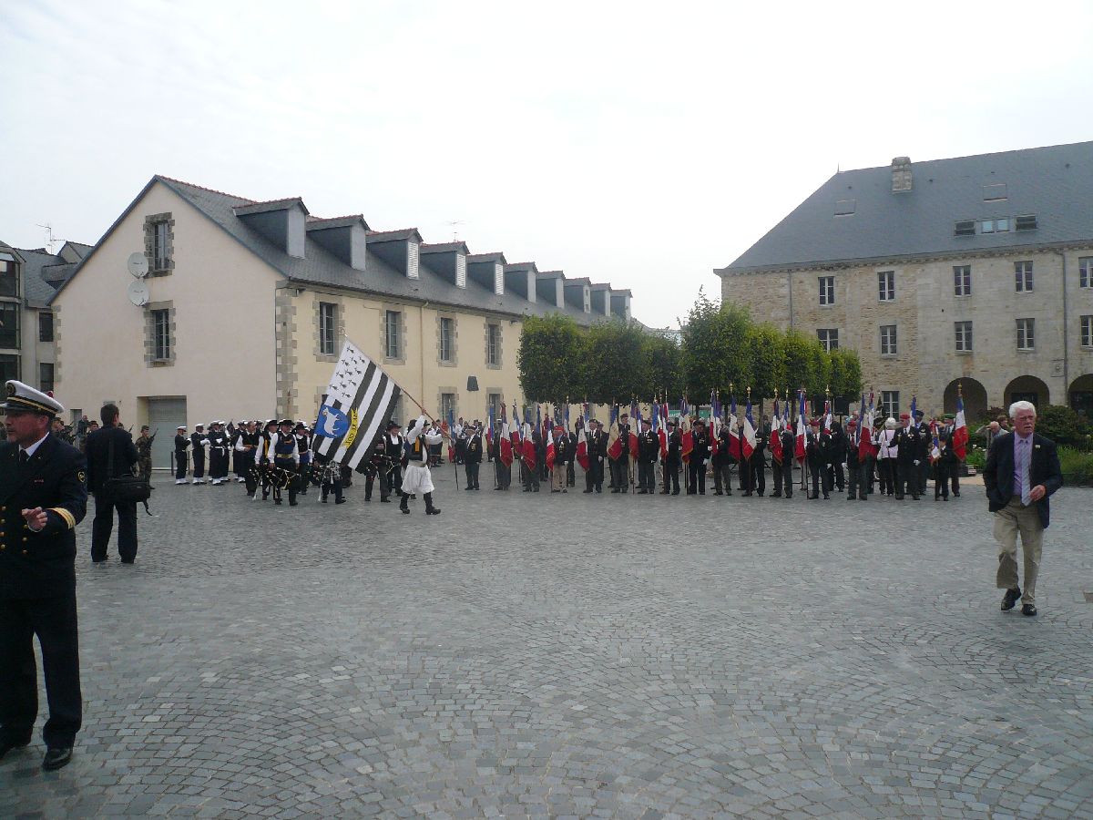 [Histoires et histoires] 100 villes, 100 héros, 100 drapeaux. Hommage national en ce 6 septembre 2014 6894994danslanciennecourdu118meRIdevenueesplanadearriveduBagadArReGoz